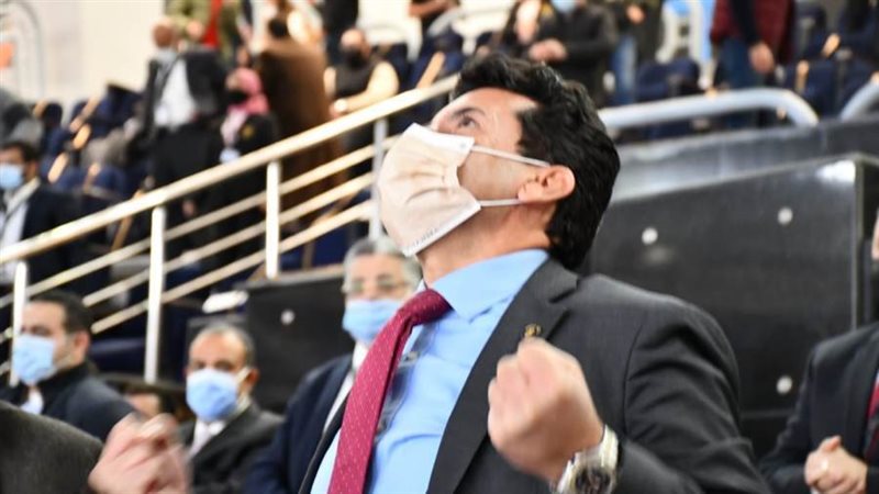 انفعالات وزير الرياضة