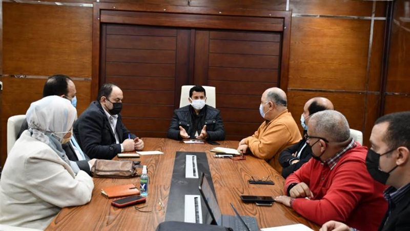 وزير الرياضة مع أعضاء