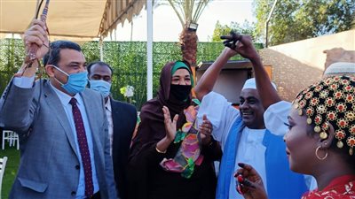  لأول مرة في زفاف سوداني مصري.. نائب السفير السوداني يرقص بالسوط