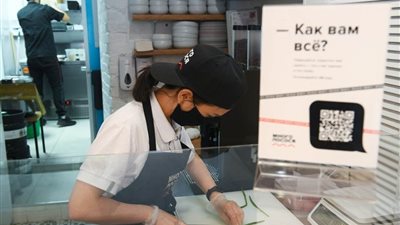 ملكة جمال كازاخستانية تضطر للعمل داخل مقهى درءا للتحرش