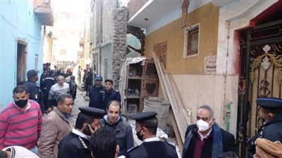 انهيار جزء من منزل وضبط 5 أفراد أثناء التنقيب عن الآثار بأسيوط  (صور)