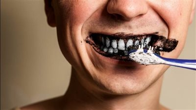 تعرفي على أضرار الفحم في تبييض الأسنان