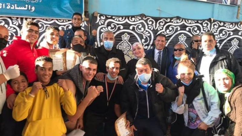 لاعبو الفوز بالبطولة