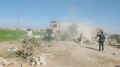 رفع المخلفات الصلبة خلال حملات إزالة بطوخ الخيل بالمنيا