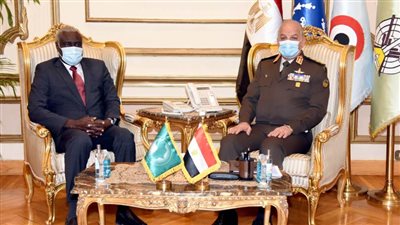 وزير الدفاع يبحث مع رئيس مفوضية الاتحاد الأفريقي علاقات التعاون المشترك