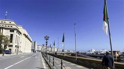 الجزائر تخفف حظر التجوال بثلاث ولايات من بينها العاصمة ليصبح من العاشرة مساء إلى الخامسة فجرا