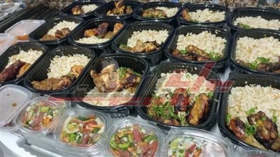 مبادرة لتوفير وجبات ساخنة لأهالي مرضى كورونا أمام المستشفيات 