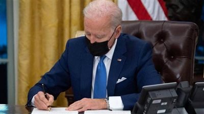 بايدن يوقع على قرارات 