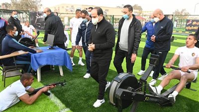 الرئيس السيسي يتفقد الأنشطة التدريبية للطلبة الجدد بالكلية الحربية ويلتقي بأسرهم 