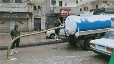 انتشار فرق وأطقم مجابهة الأزمات للحد من آثار موجة الأمطار بالبحيرة