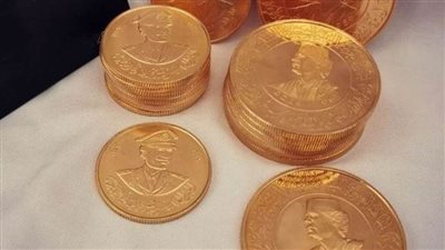 محلات مجوهرات ليبية تعرض عملات ذهبية تحمل صورة القذافي