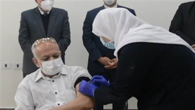 محافظ المنيا يشهد تطعيم الأطقم الطبية بلقاح فيروس كورونا بمستشفى الصدر  