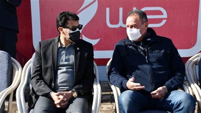وزير الرياضة يجري اتصالاً هاتفياً بمحمود الخطيب ويطمئن على بعثة الأهلي