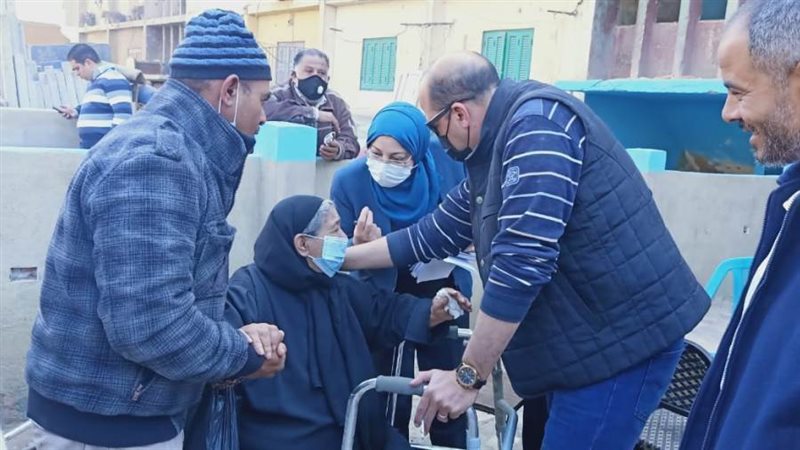 نائب المحافظ مع الأهالى