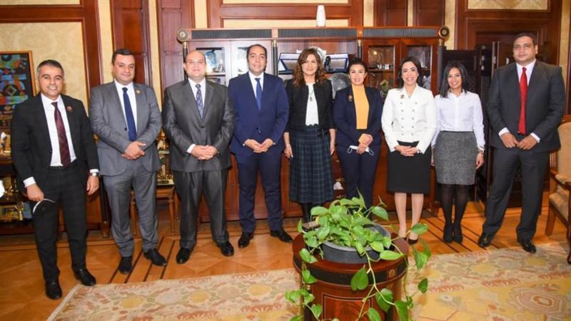 وزيرة الهجرة مع شباب