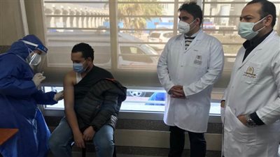 بدء تطعيم الفرق الطبية بمستشفى بدر لمواجهة كورونا