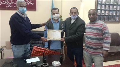 رئيس مدينة صدفا يكرم سائق إسعاف بعد إعادة 64 ألف جنيه عثر عليهم بحادث.. (صور)