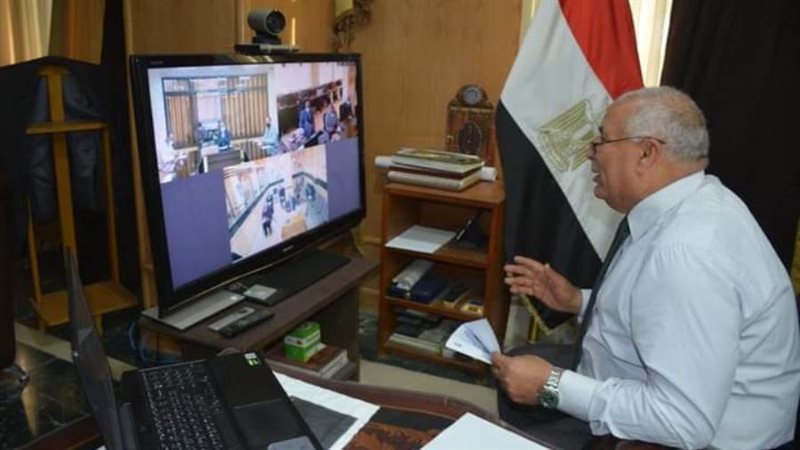 محافظ الوادى مع رؤساء