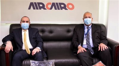 وزير الطيران  يزور إير كايرو ويثنى على تطورها في السنوات الأخيرة
