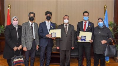 محافظ الإسكندرية يكرم الطالبين الحاصلين على المركز الرابع عالميا بإحدى المسابقات
