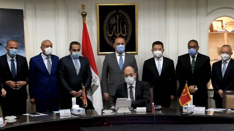 وزير الإسكان وسفيرا