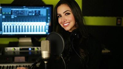 نبيلة حميد الشاعري تطرح أولى أغانيها من ألحان وتوزيع والدها 