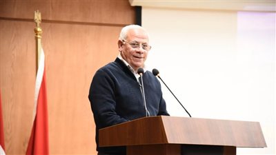 محافظ بورسعيد يناقش اللائحة التنفيذية لقانون تنظيم انتظار المركبات في الشوارع 