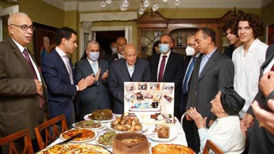 الشوربجى وسلامة ورشاد وثابت وحسن يحتفلون بعيد ميلاد «شيخ المهنة»