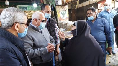 محافظ بورسعيد يلتقي عددا من المواطنين خلال جولته بحي المناخ