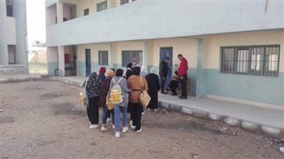 إحالة مدير مدرسة بالسويس للتحقيق لفتحها لإعطاء مجموعات مدرسية