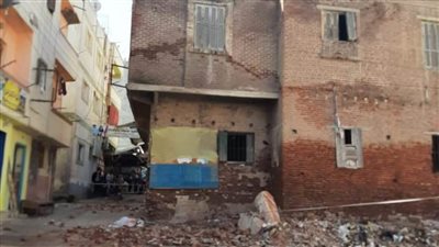 إزالة عقارين لخطورتهما بمدينة ادكو بمحافظة البحيرة