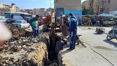 إصلاح وصلة صرف صحي بمنطقة السادات في السويس