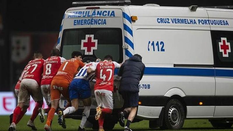 لاعبون يدفعون الاسعاف