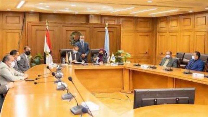 أثناء توقيع البروتوكول