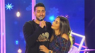 محمد الشرنوبي يفاجئ زوجته في حفل مسرح الزمالك بمناسبة عيد الحب.. (صور)