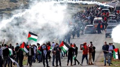 إصابة عدد من الفلسطينيين بالاختناق أثناء تصديهم لهجوم مستوطنين جنوب نابلس