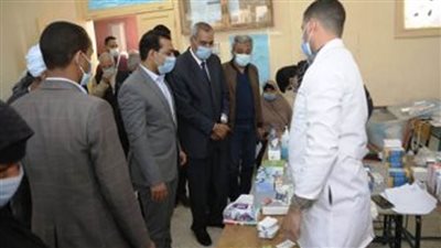 نائب محافظ قنا يتابع أعمال القافلة الطبية المجانية بقرية بئر عنبر بقفط