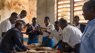 جامعة أوغندية تتيح للطلاب حرية تدريب الطيور لتنشيط السياحة