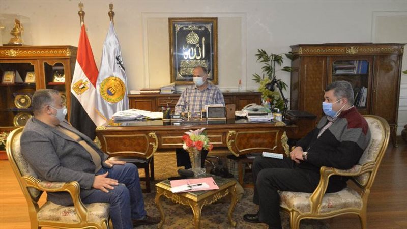 محافظ أسيوط يناقش