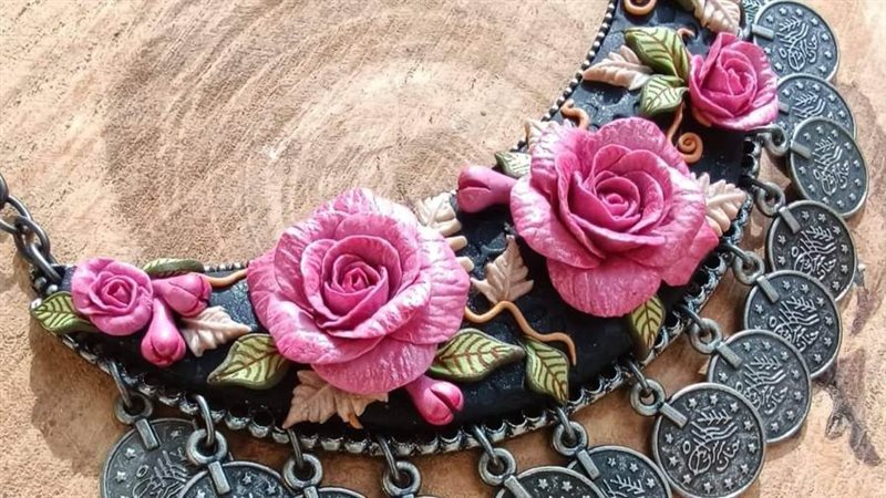 كوليه قصير من الورد