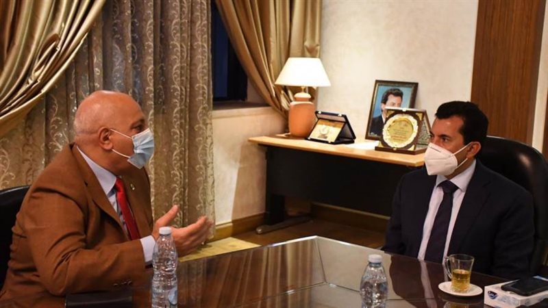 وزير الرياضة مع رئيس