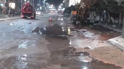 عودة المياه بعد إصلاح كسر بخط مياه بشارع 
