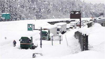 السلطات اليابانية تحذر من عاصفة ثلجية شديدة تضرب شمال البلاد
