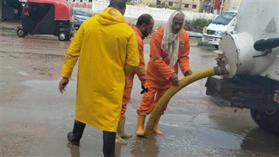 بالصور انتشار فرق مجابهة الأزمات للحد من آثار الأمطار بالبحيرة