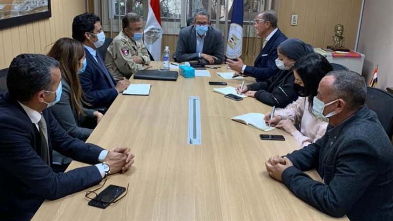 الوزير خلال الاجتماع