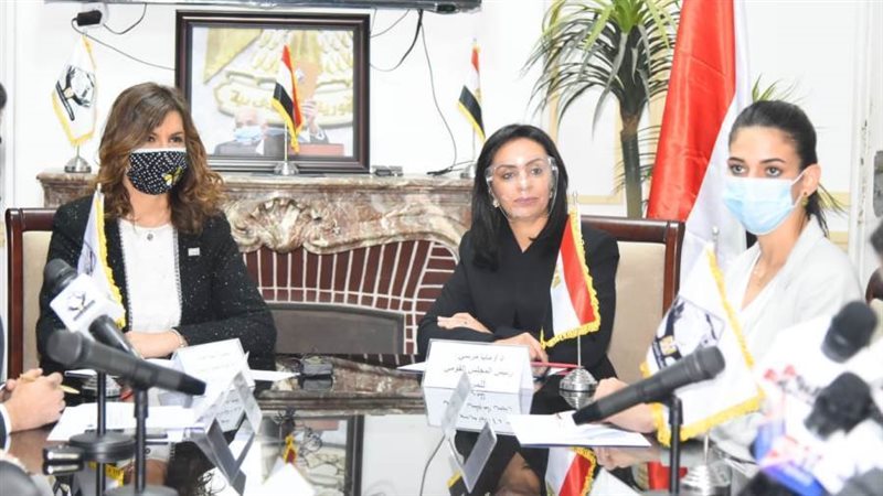 وزيرة الهجرة خلال