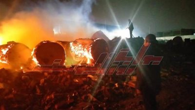  السيطرة علي حريق ضخم بمخزن كرتون بـ