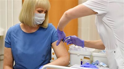 الاختبارات تكشف فاعلية اللقاحات الروسية ضد السلالات البريطانية الجديدة من فيروس كورونا