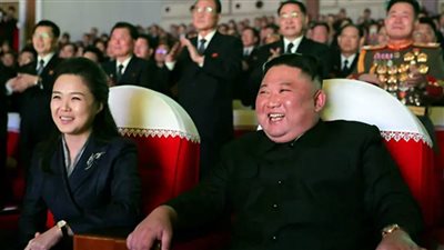 زوجة الزعيم الكوري الشمالي تظهر علنا لأول مرة منذ عام