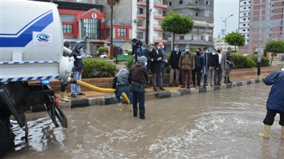 محافظ الدقهلية يتابع كسح مياه الأمطار من الشوارع